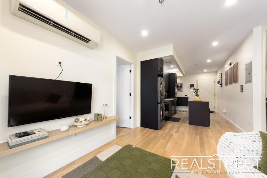 Building Photo - Brand New 2 bed with in unit WD Shared Roof and more!
