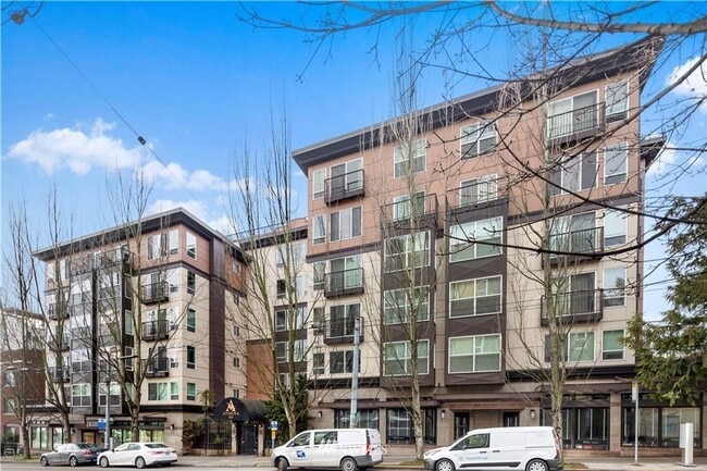 Building Photo - Classic 1bedroom Condo with Elegant Amenit...