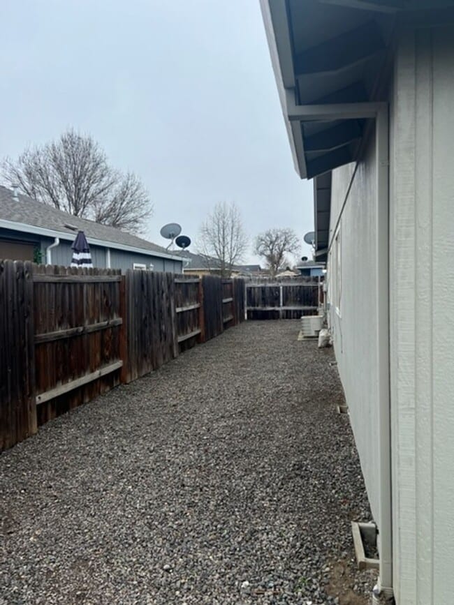 Building Photo - SPACIOUS 3 BEDROOM/ 2 BATH HOME WITH RV/BO...