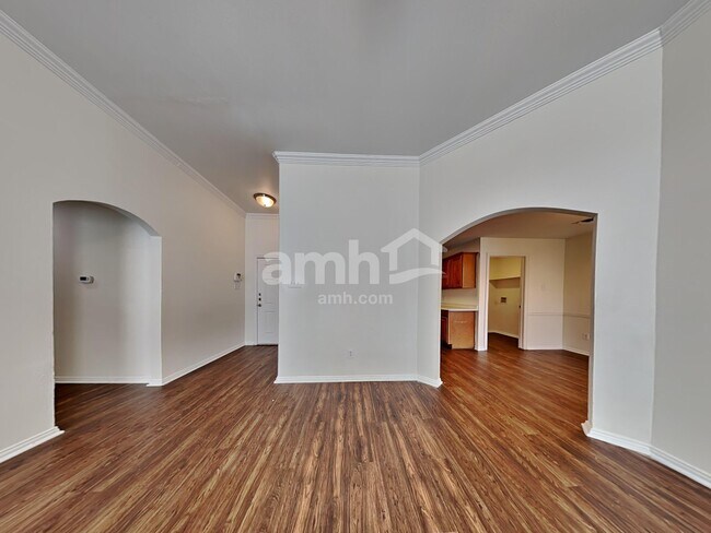 Building Photo - 221 Willow Creek Dr