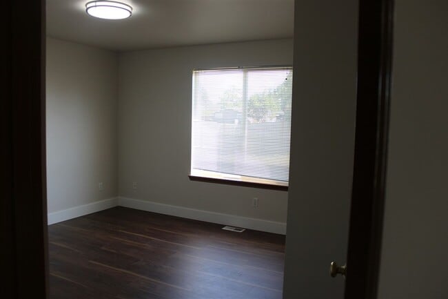 Building Photo - 3 Bedroom, 2 Bathroom House in Burlington!