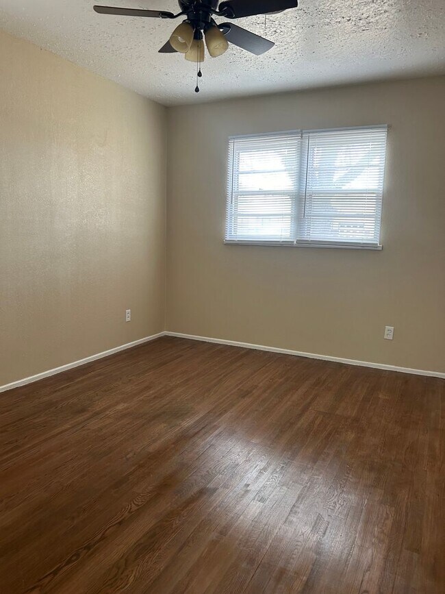 Building Photo - Super cute, Southlawn cutie!