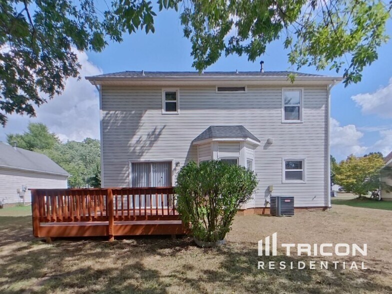Building Photo - 9020 Country Barn Ct