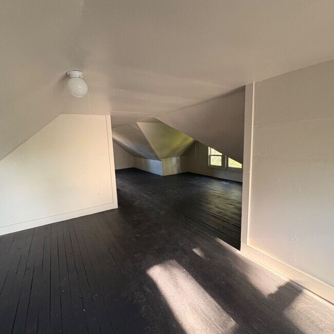 Building Photo - Charming 3 - Bedroom Property in Prime Location