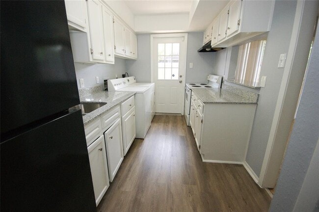 Building Photo - 7925 Grove Ridge Dr