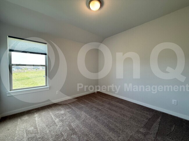 Building Photo - 405 Loganberry Dr