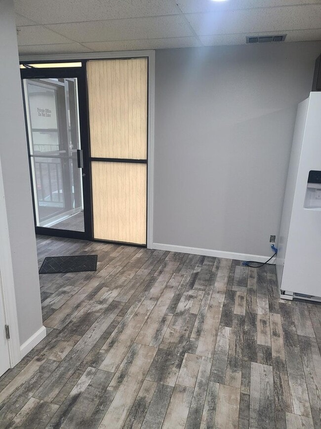 Building Photo - 17th St 6 Plex