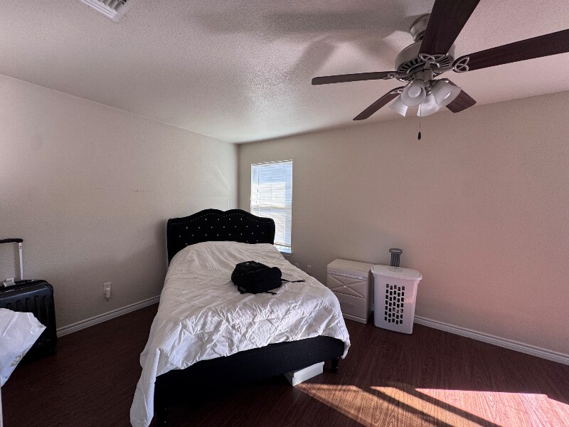 Building Photo - 1718 risen