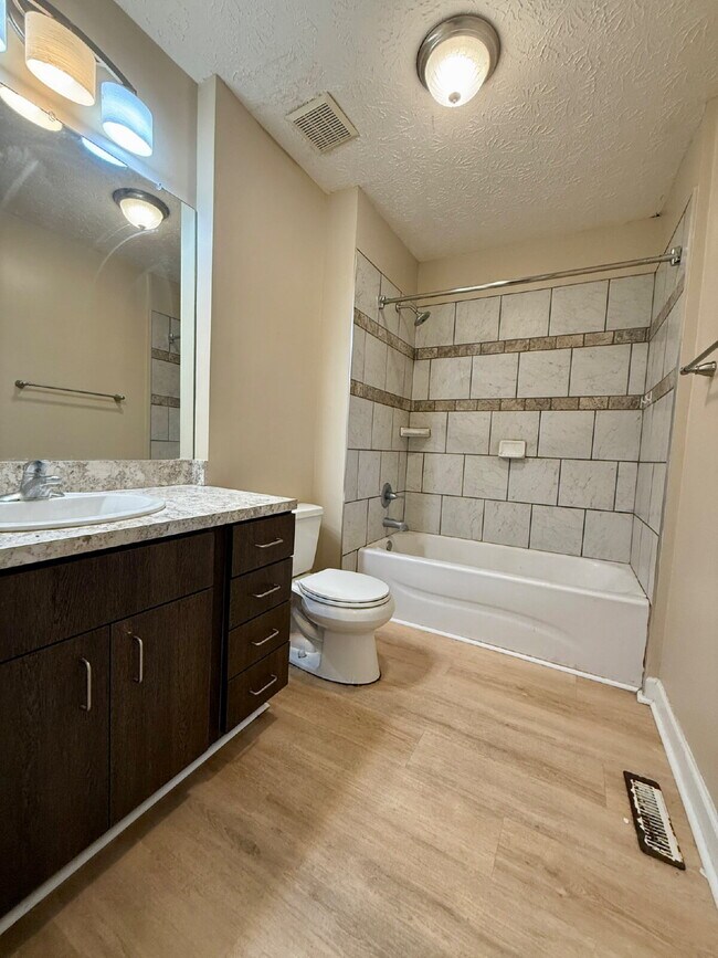 Building Photo - 2 Bedroom Townhome in Greenbrier