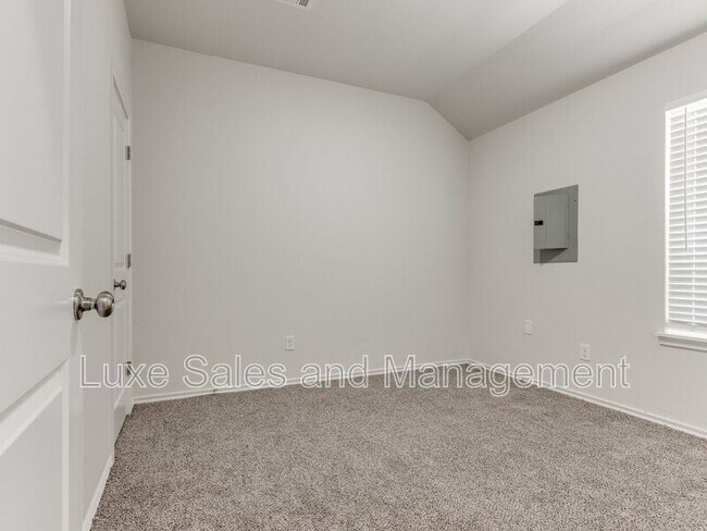 Building Photo - 1543 Pavy Pkwy