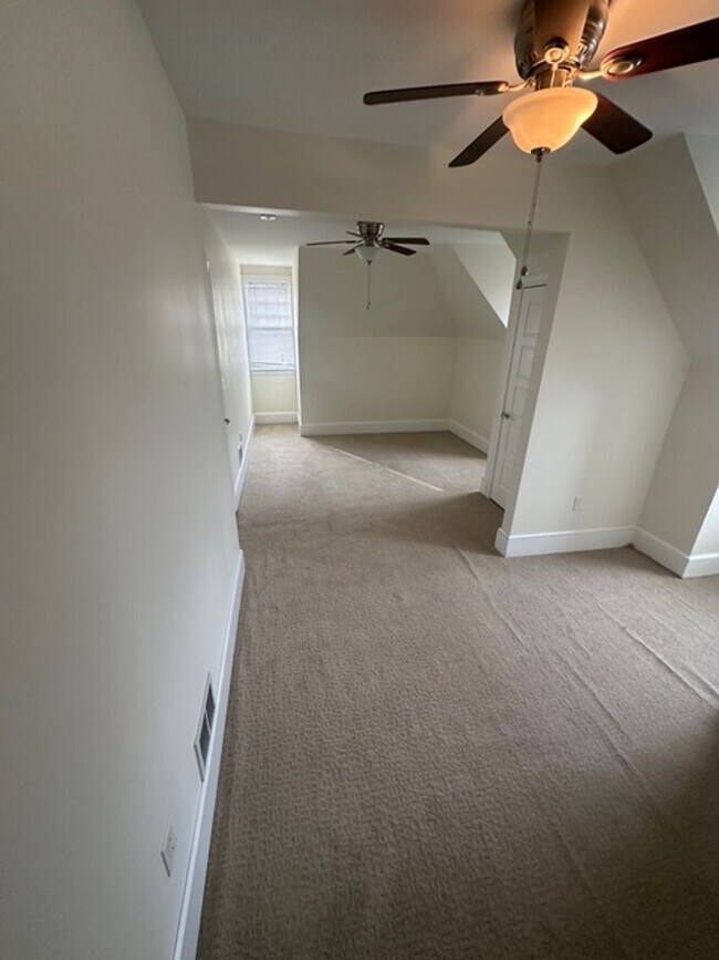 Building Photo - 15 Strathallan Park