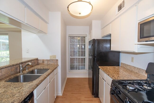 Building Photo - Charming Shoal Creek Condo - One Bed One Bath