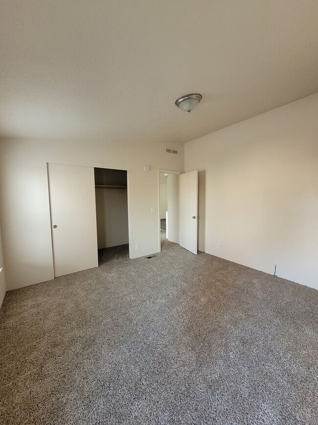 Building Photo - ***Limited Time Summer Rent Special!*** Pet Friendly 3 Bed : 2 Bath Home w/2 Car Garage & Access ...