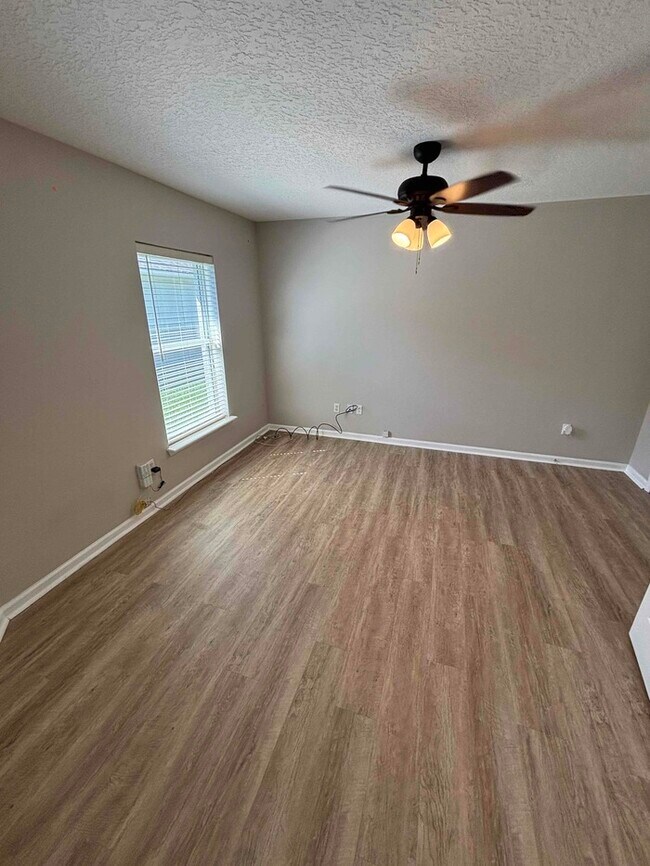 Building Photo - 1329 Fairway Village Dr