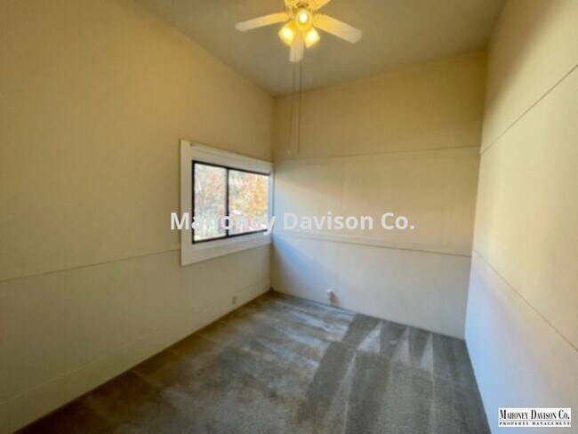 Building Photo - Westside duplex 1 bdrm + den/1 bath, insid...