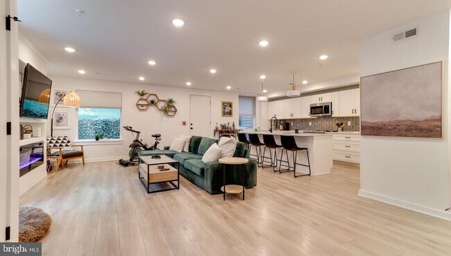 Building Photo - 1206 N Orianna St