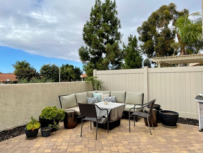 Building Photo - Spacious 3 Bedroom 2.5 Bath Townhouse in C...