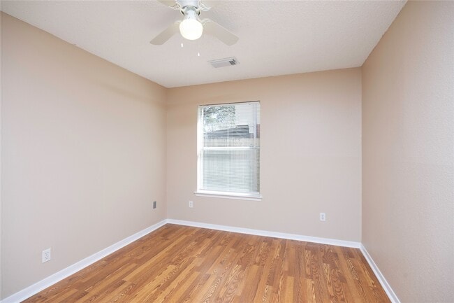 Building Photo - 811 Sierra Lake Dr