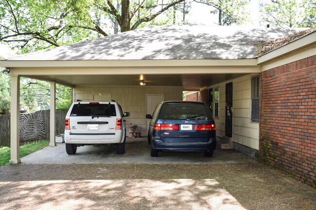 Building Photo - 596 Country Club Ln