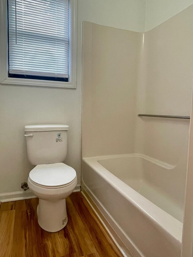 Hallway bath - 173 Kimberly Way SW