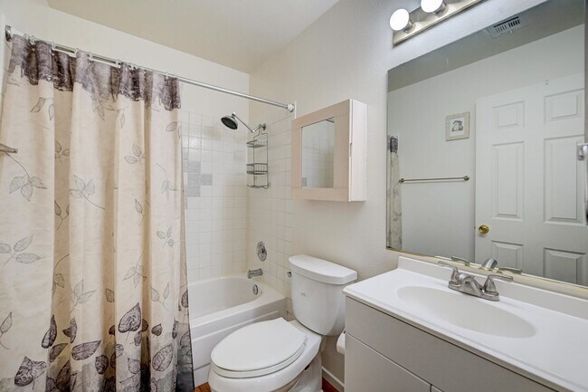 Building Photo - Move-In Ready Condo Near Summerlin!