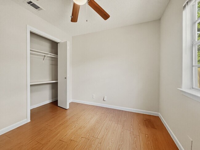 Building Photo - 3402 S Oak Dr