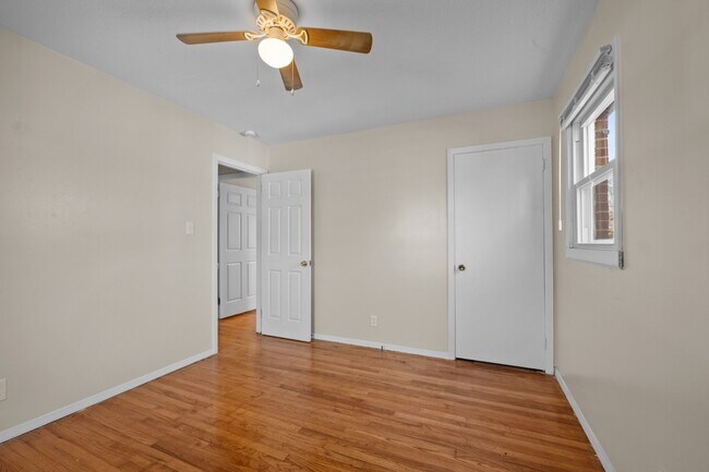 Building Photo - 2910 Kanewood Dr