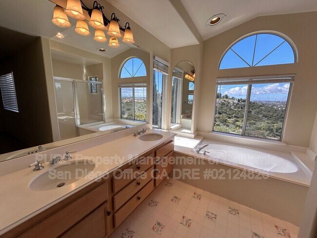 Building Photo - 564 Vista Miranda