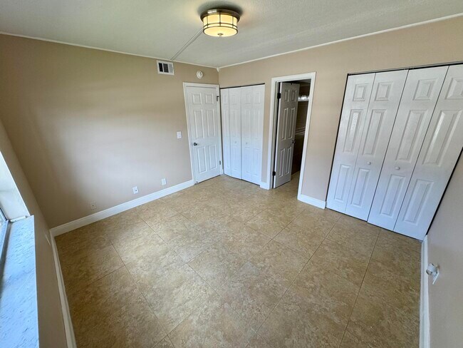 Building Photo - 10008 Twin Lakes Dr