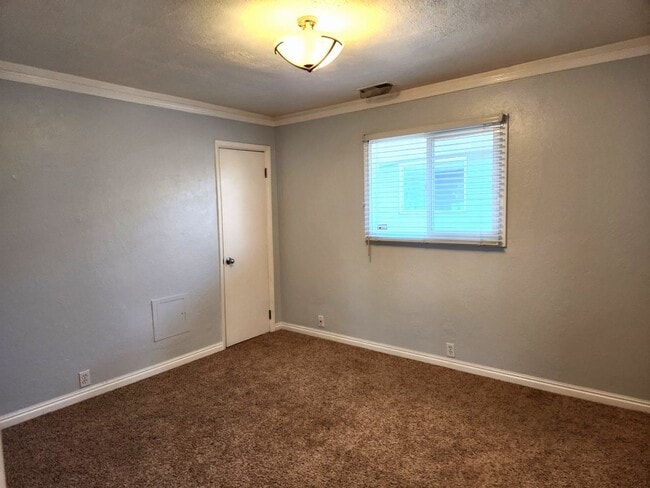 Building Photo - 3 Bd  1 Bath Home in Salt Lake City