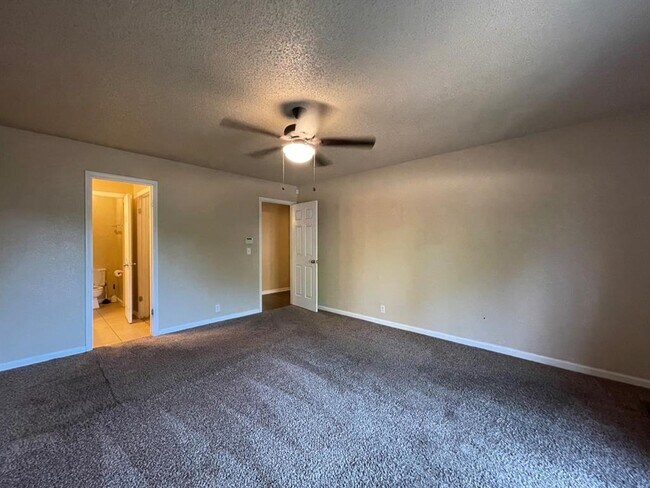 Building Photo - 4707 Hemlock Ln