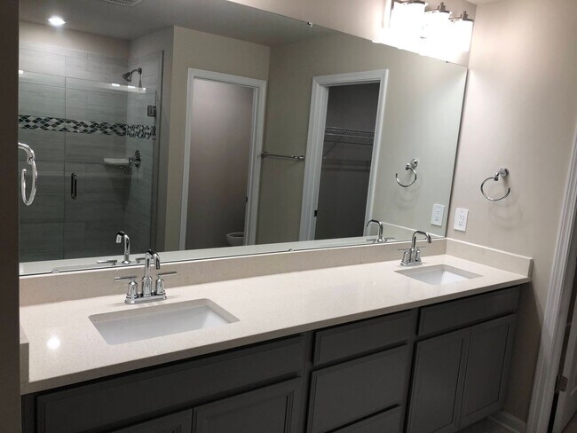 Building Photo - Modern 5 Bed | 3 Bath House in Cary