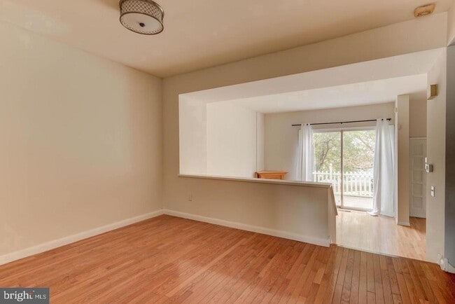 Building Photo - 107 Montrose Ave