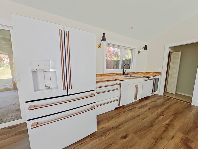 Building Photo - 3 Bedroom 2 Bath in National Hills