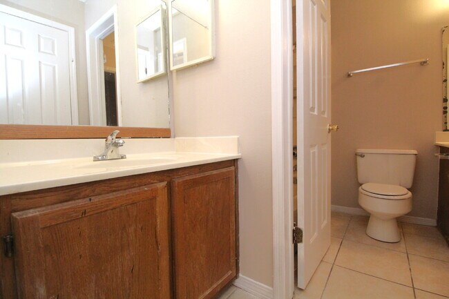 Building Photo - Charming Townhome with Fireplace & Fenced ...