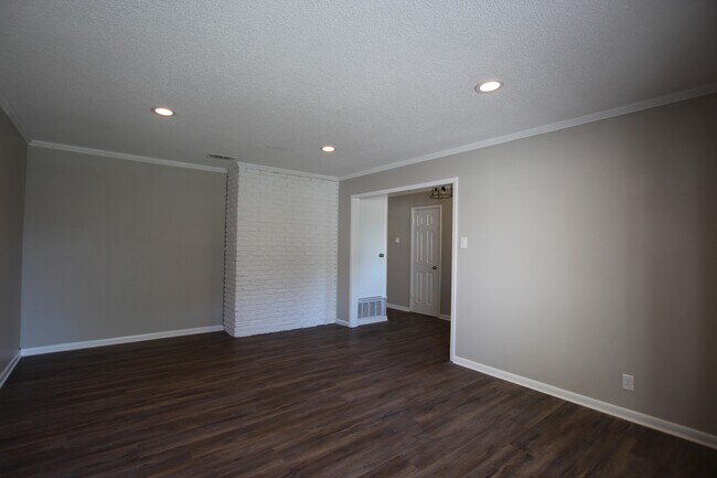 Building Photo - 701 Fair Ln