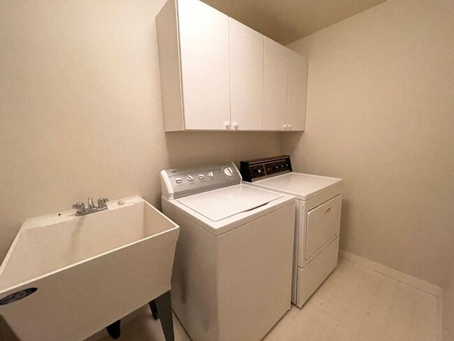 Building Photo - Gorgeous Townhouse in the Heart of Multnomah Village with Attached Garage, Outdoor Space