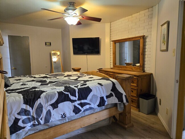 Building Photo - Furnished Four Bedroom Home With Sierra Bl...