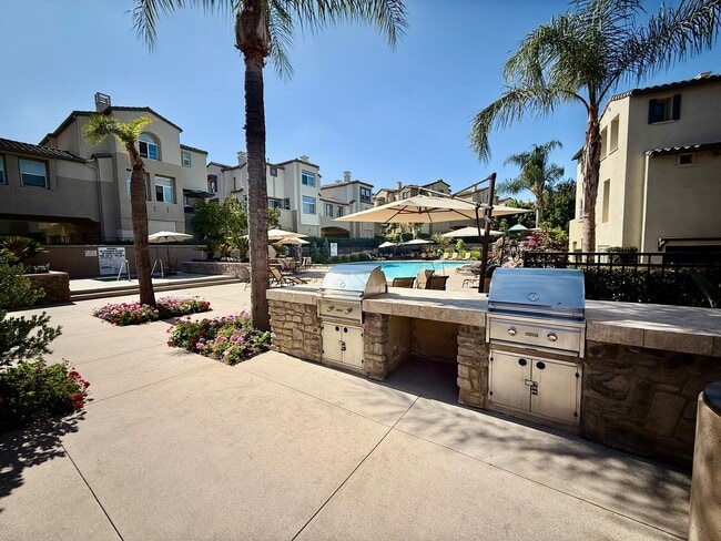 Building Photo - Two Bedroom Suite Townhome and Includes a Garage and Laundry!