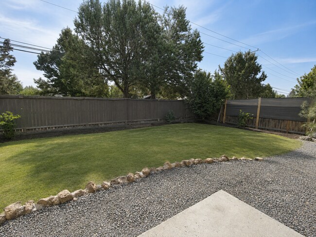 Building Photo - Spacious 3BR Home with Private Yard Near Alpenglow Park