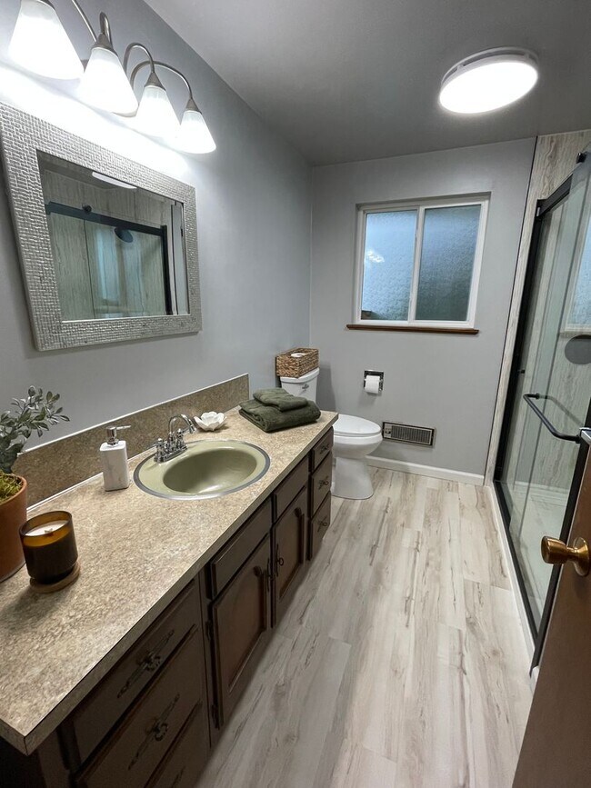 Building Photo - Lovely Home with wonderful Views and a Mas...