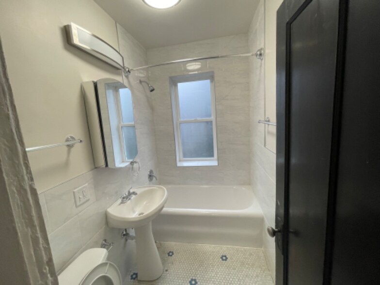 Building Photo - 7252 N Hamilton Ave