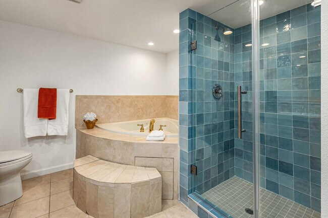 Building Photo - 2420 Torrey Pines Rd