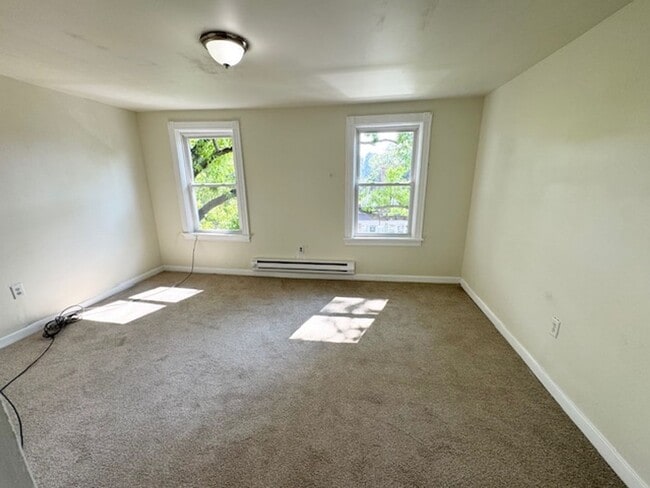 Building Photo - 5 Bedroom Semi-Detached Spacious Home
