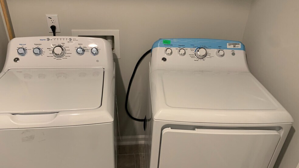 Building Photo - Room in Townhome on Summer Violet Ln