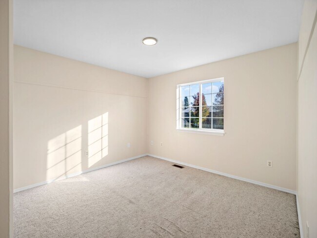 Building Photo - Spacious Home with Fenced Yard & Garage – ...