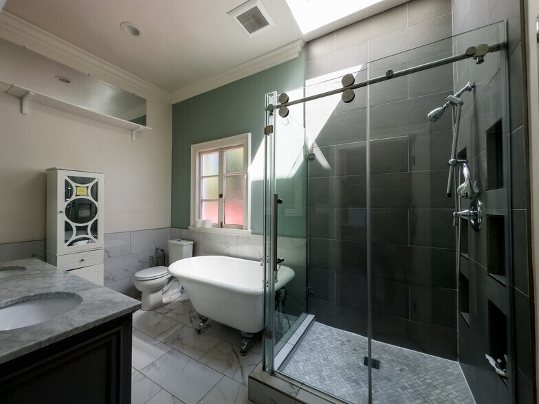 Building Photo - 1937 Russell St