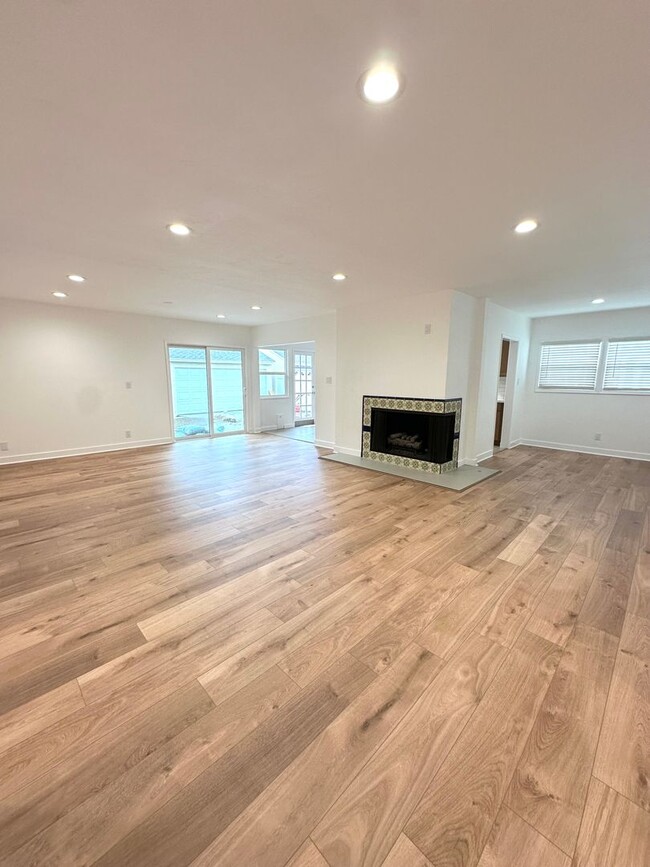 Building Photo - Fully Remodeled 2 Bedroom Home with Large ...