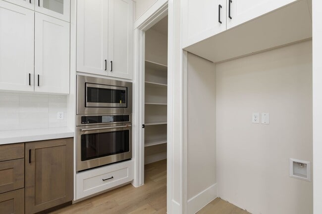 Building Photo - Stunning  4 bed | 3 bath | 3 car garage cu...