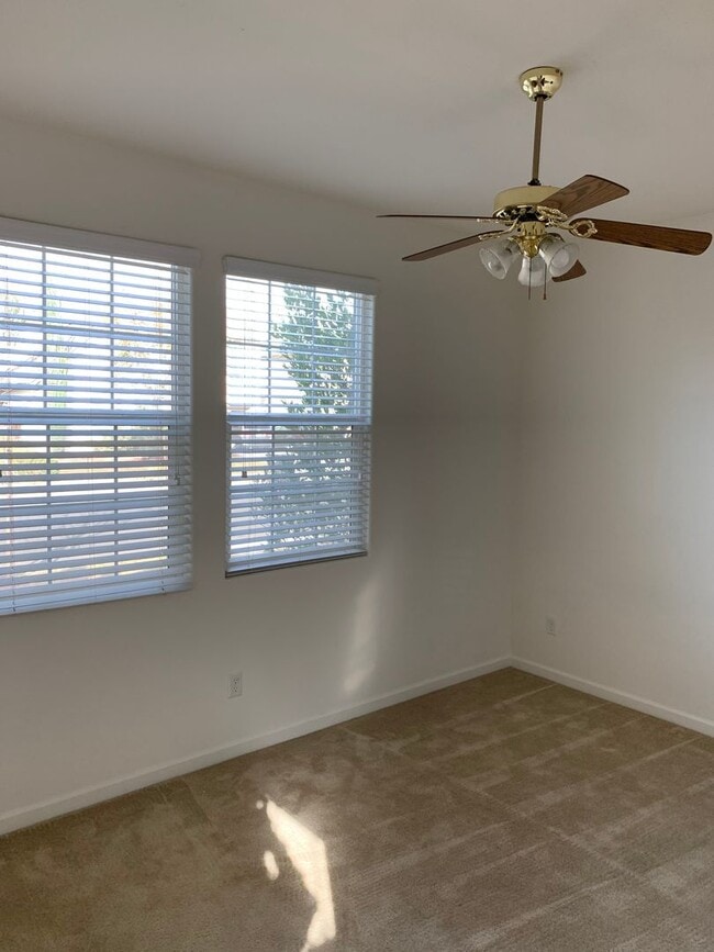 Building Photo - 4 Bedroom 2 Bath Home